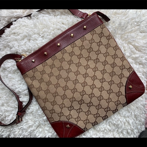 Gucci Handbags - Gucci crossbody bag classic